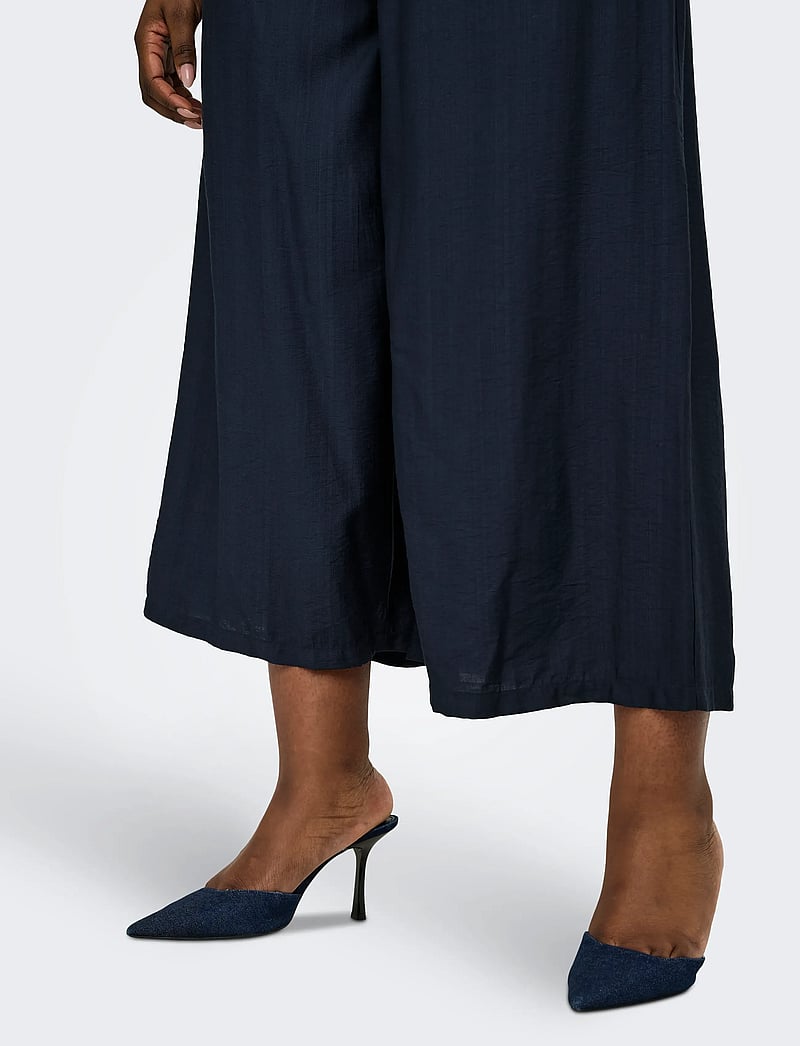 ONLY Carmakoma - CARJOANNA CALF SKIRT PANT WVN - culottes - navy blazer - 4