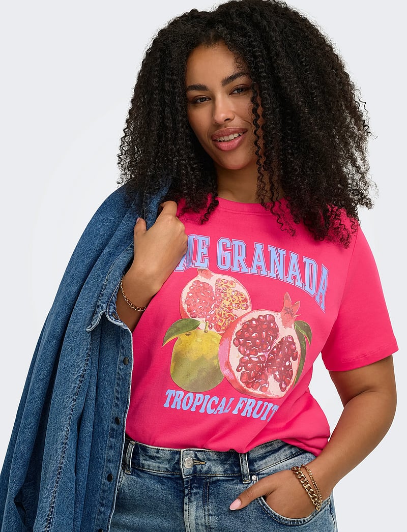 ONLY Carmakoma - CARJENNY SS PRINT JEANS TEE JRS - t-särgid - raspberry - 5
