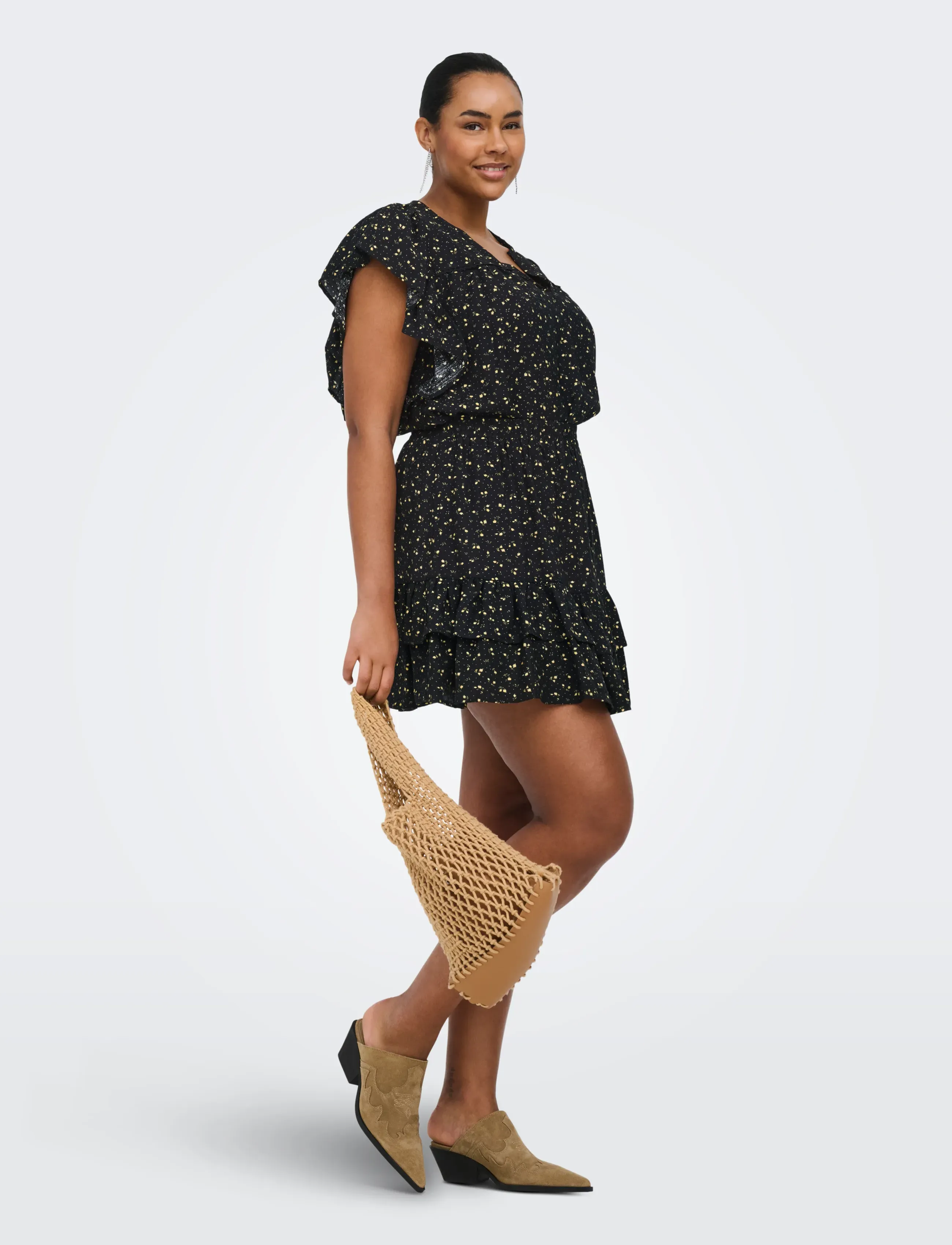 ONLY Carmakoma - CARALBERTHE S/S V-NECK TOP AOP - kortärmade blusar - black - 4