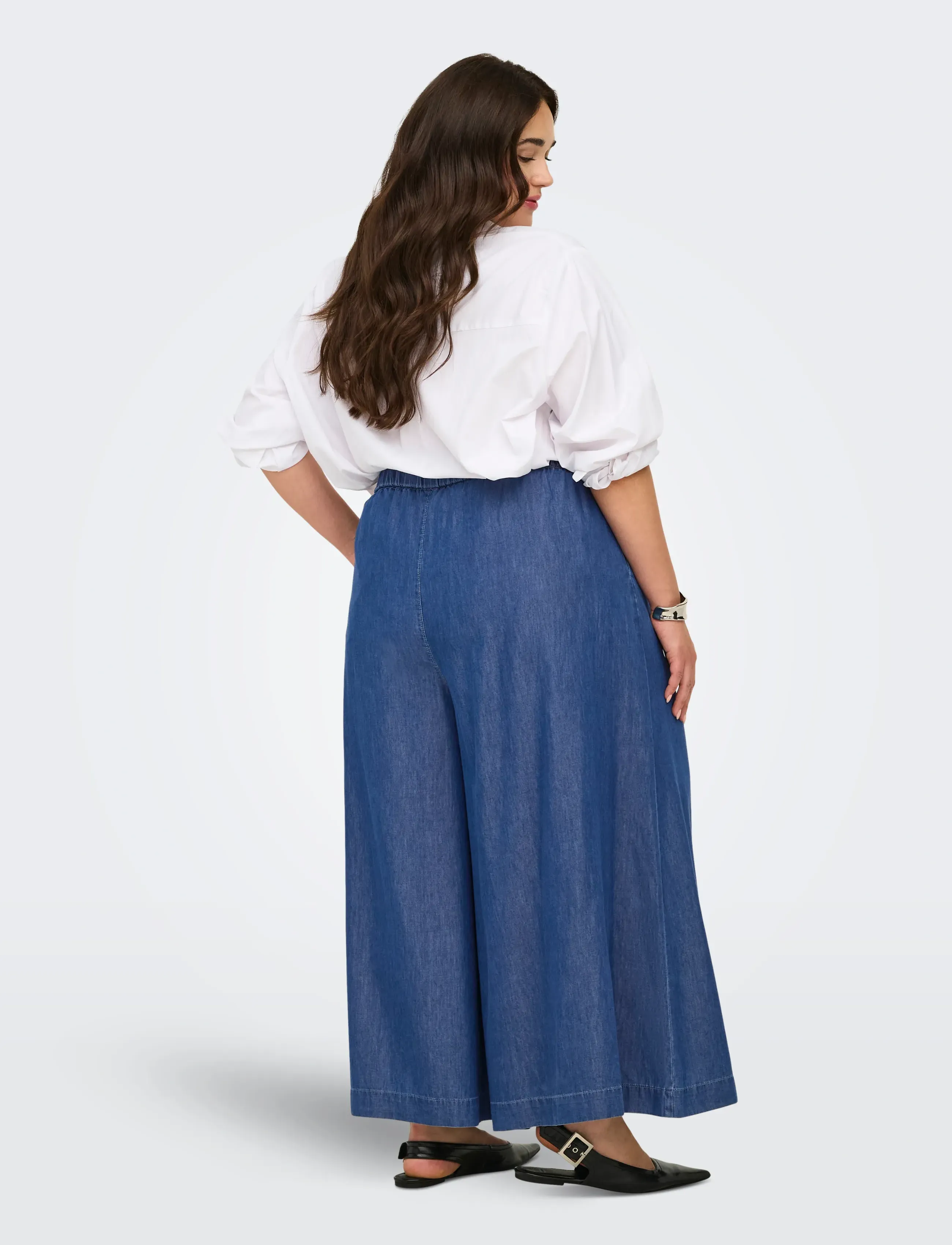 ONLY Carmakoma - CARBEA PALAZZO EX WIDE PANT GUA - víðar gallabuxur - medium blue denim - 3