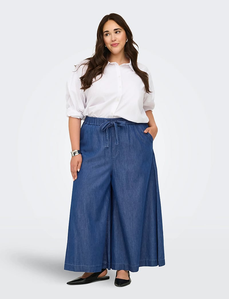 ONLY Carmakoma - CARBEA PALAZZO EX WIDE PANT GUA - hosen mit weitem bein - medium blue denim - 4
