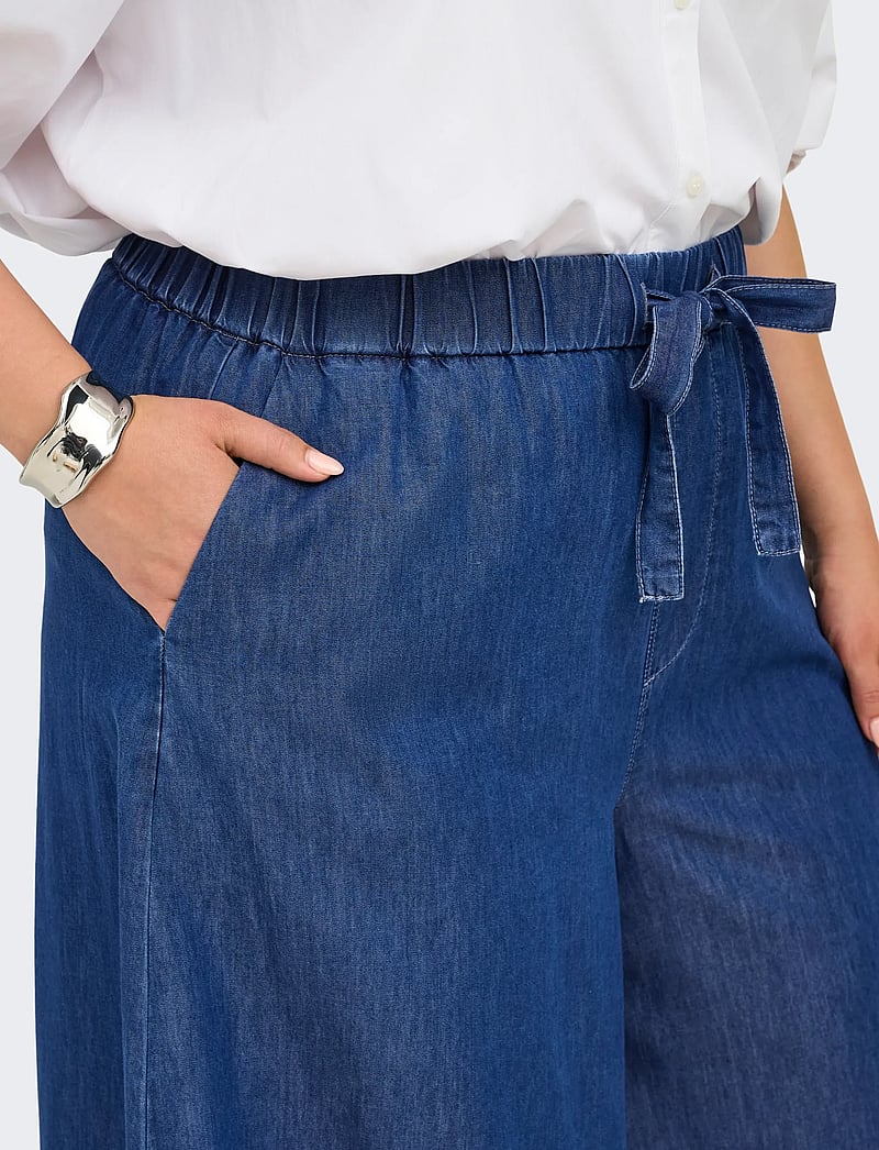 ONLY Carmakoma - CARBEA PALAZZO EX WIDE PANT GUA - hosen mit weitem bein - medium blue denim - 5
