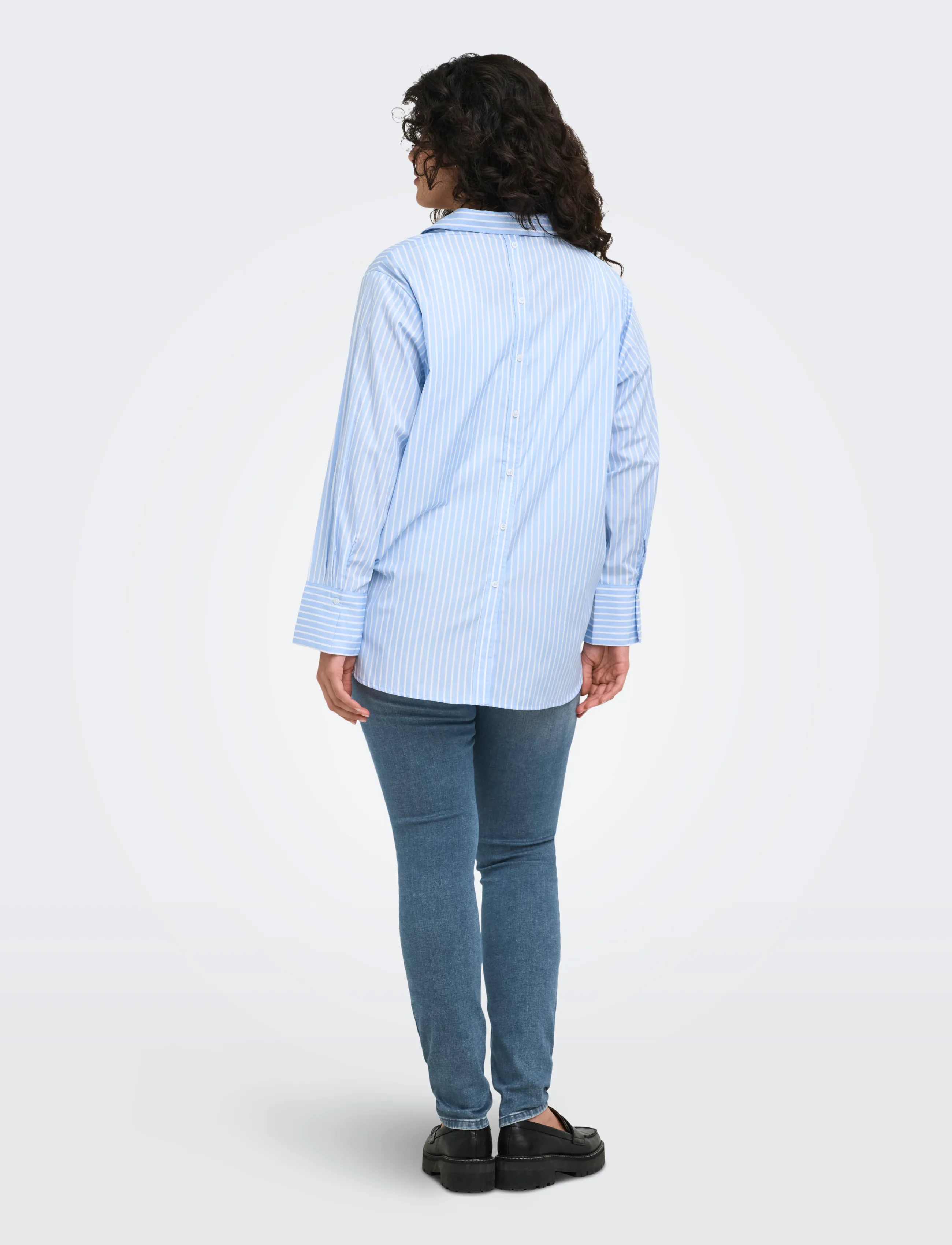 ONLY Carmakoma - CAROREGON ALVA LS BACK BTN SHIRT WVN - långärmade skjortor - soft chambray - 3
