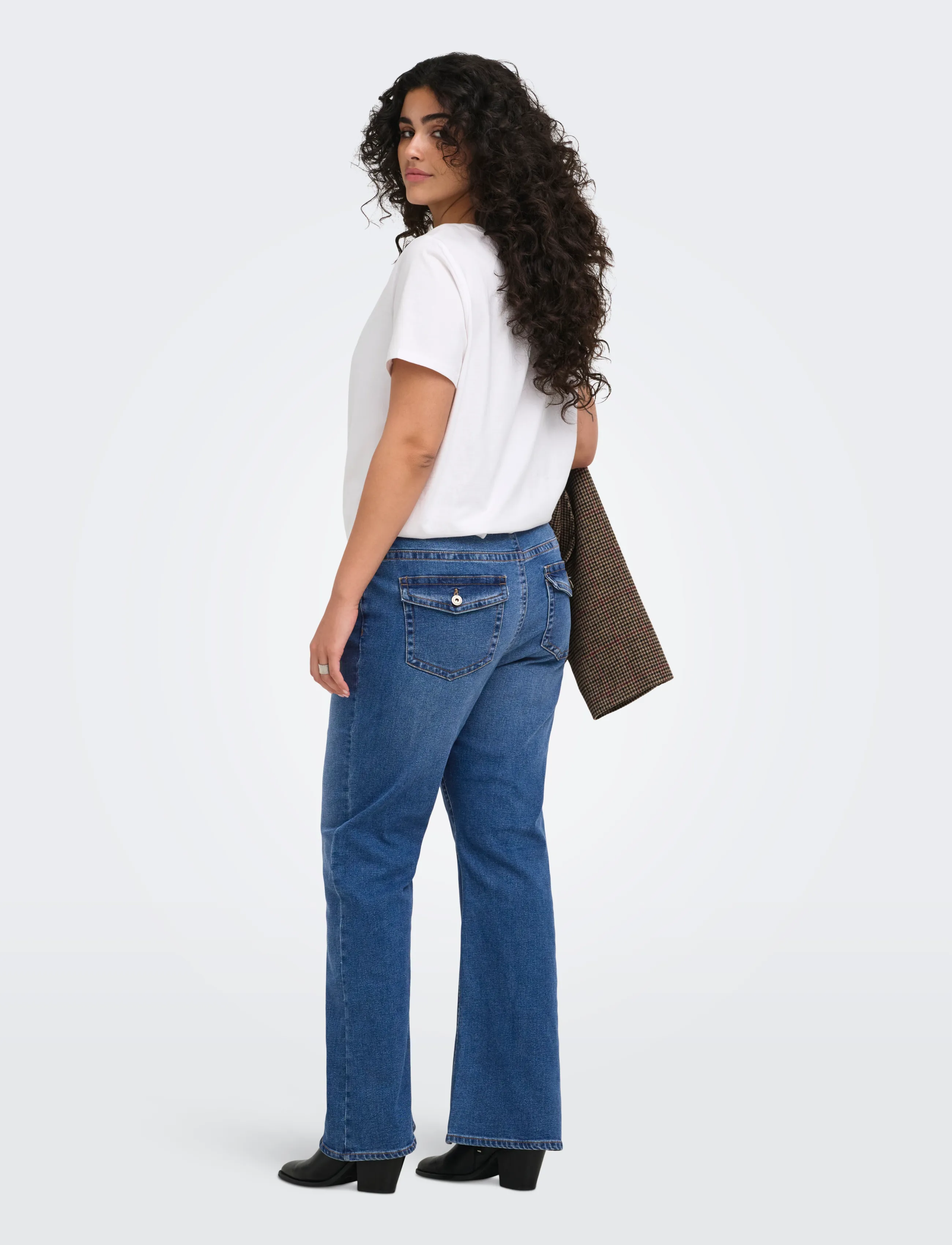 ONLY Carmakoma - CARPHOEBE REG BACK POC FLA PIM852 NOOS - flared jeans - medium blue denim - 3