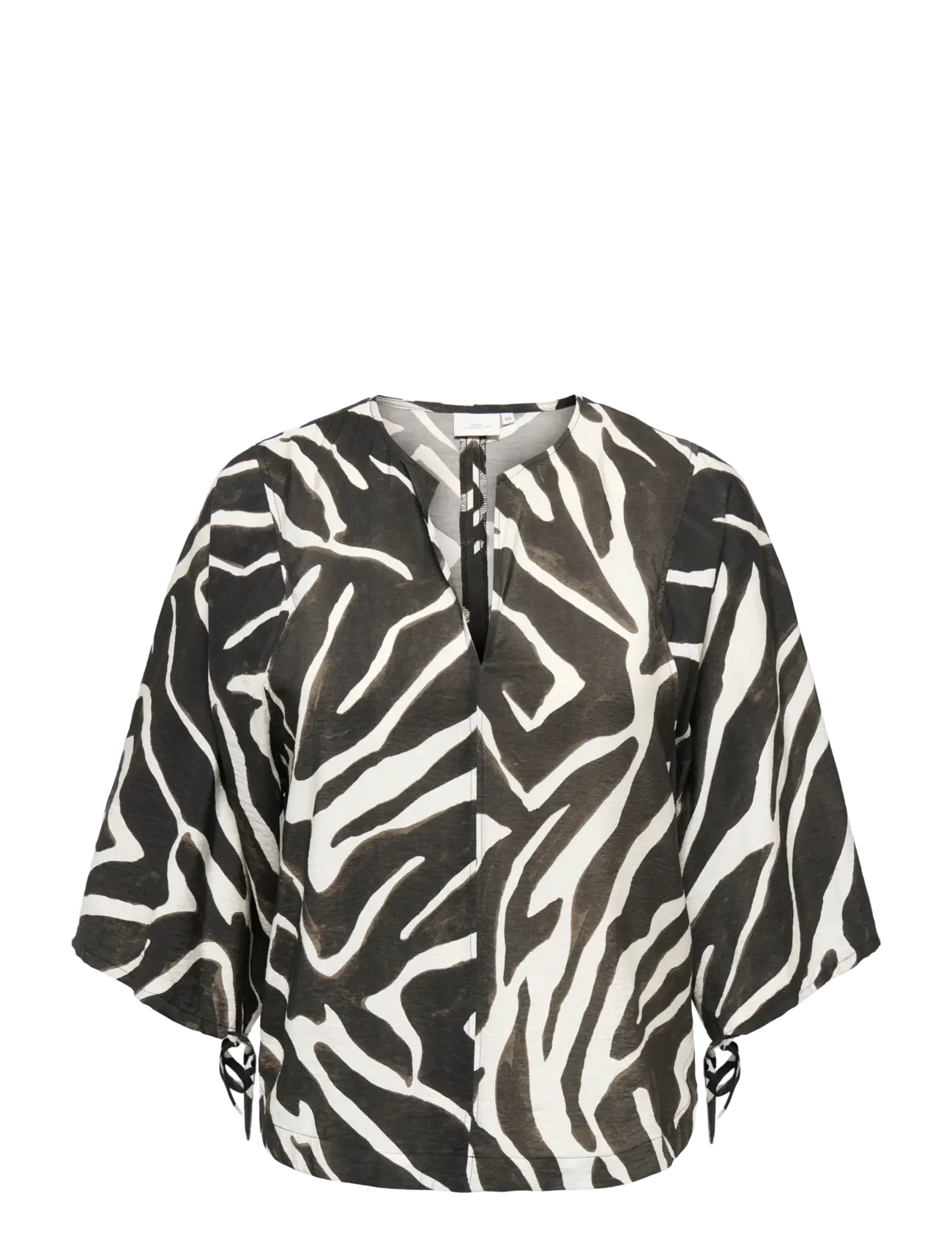 ONLY Carmakoma CARCARRIE 3/4 V-NECK STRING TOP AOP - Modern femininity - BIRCH / cream