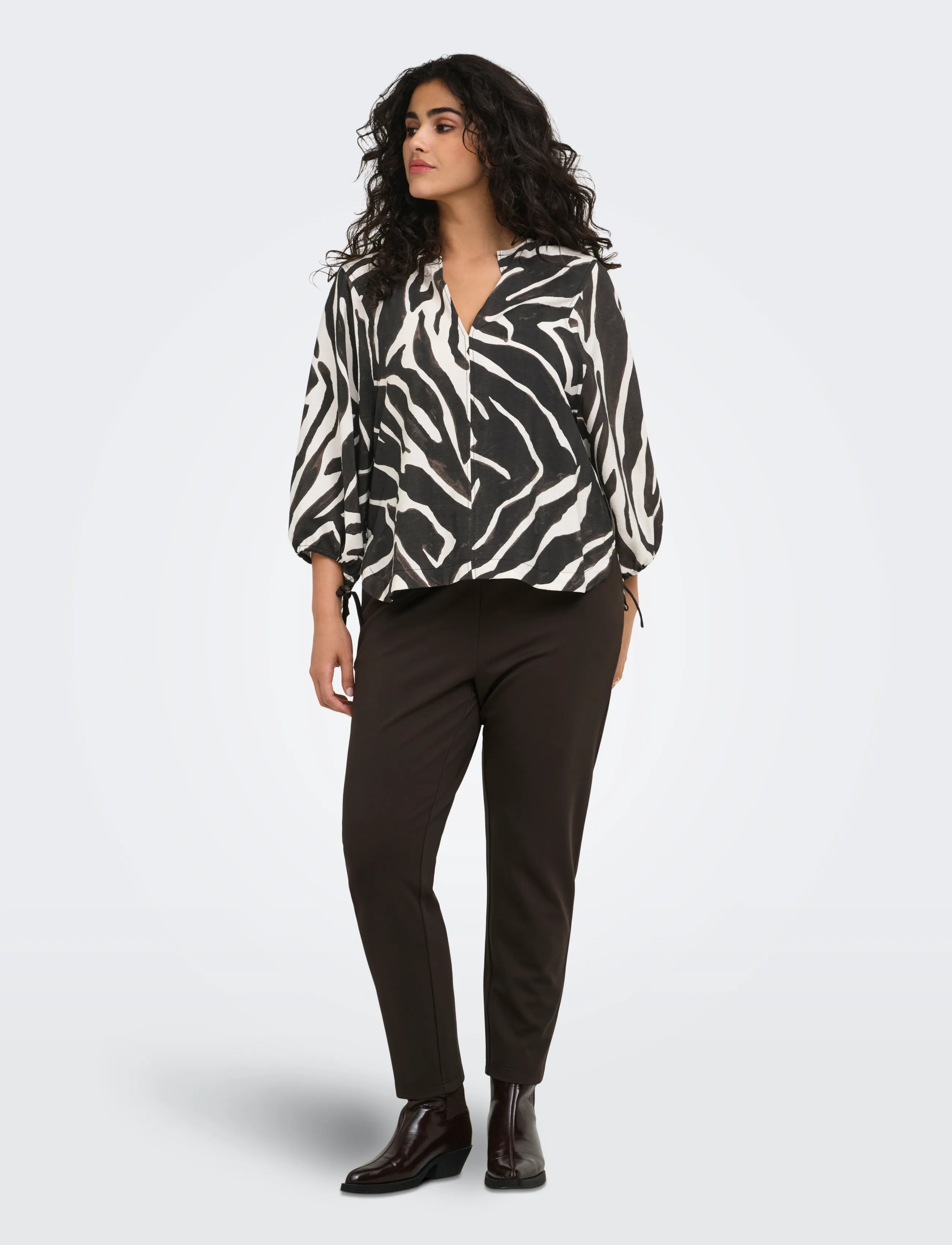 ONLY Carmakoma - CARCARRIE 3/4 V-NECK STRING TOP AOP - kortärmade blusar - birch - 4