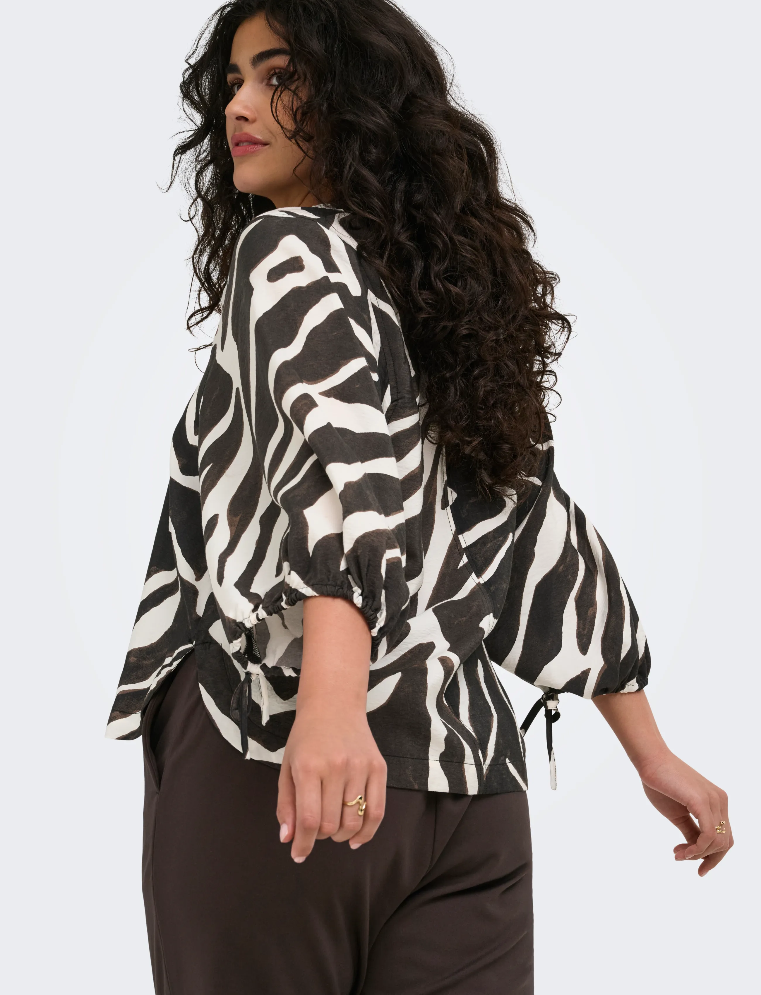 ONLY Carmakoma Carcarrie 3/4 V-Neck String Top Aop dam – bild 5