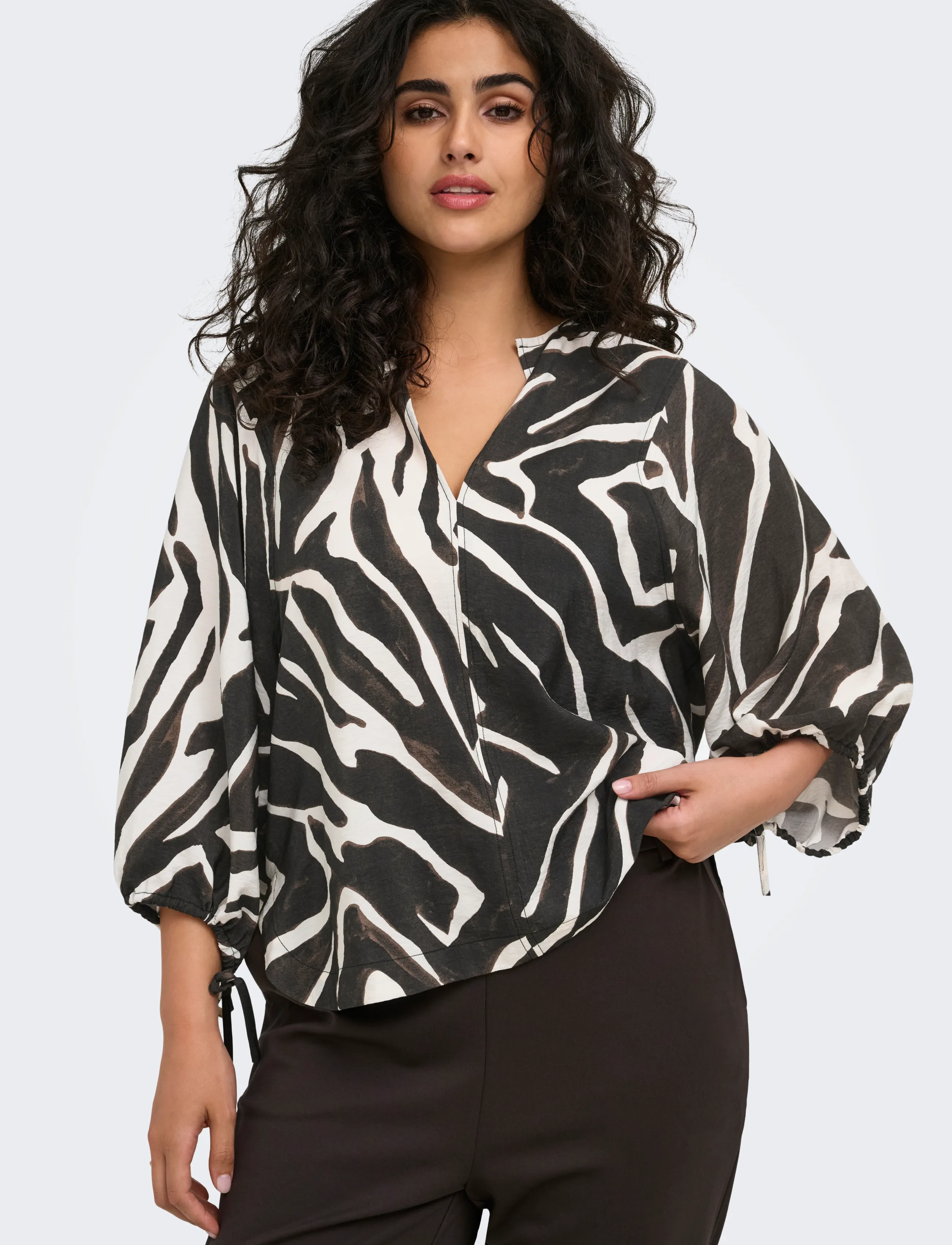 ONLY Carmakoma Carcarrie 3/4 V-Neck String Top Aop dam – bild 6