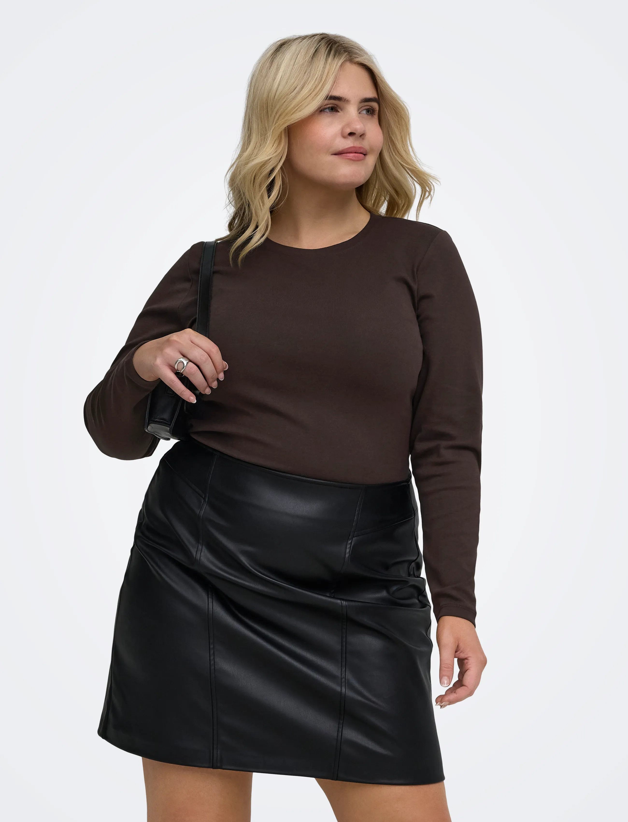ONLY Carmakoma CARRILEY L/S O-NECK TOP JRS NOOS - T-särgid ja topid - BLACK COFFEE / brown