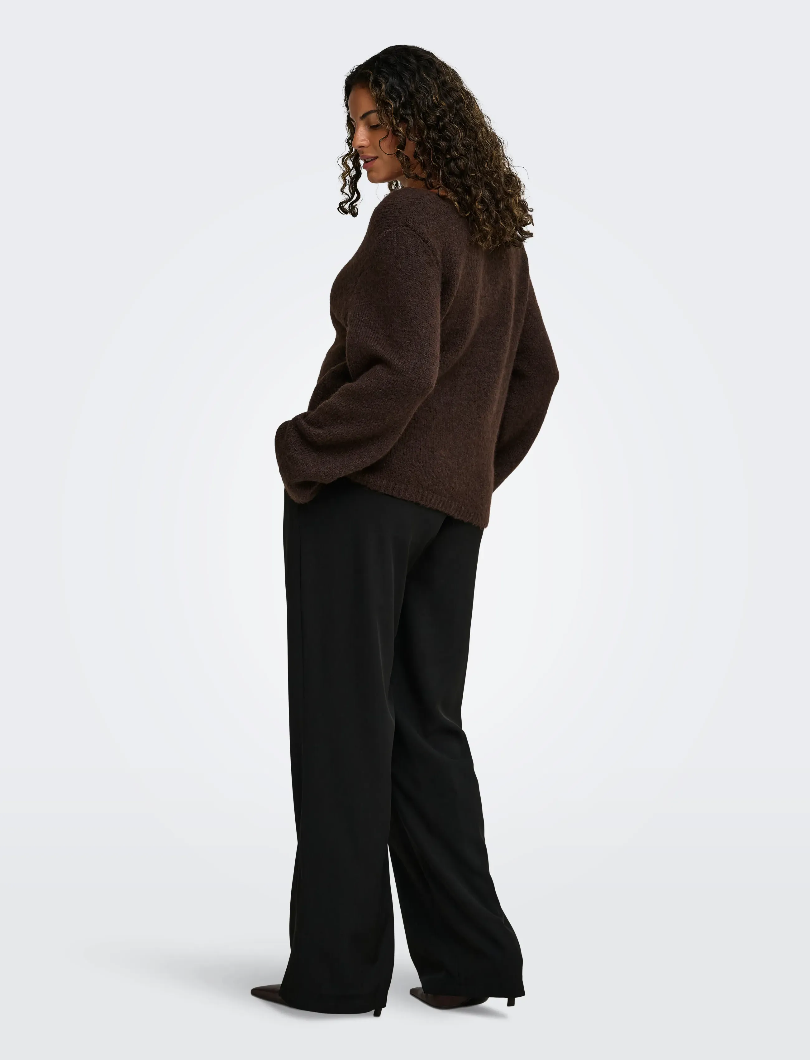 ONLY Carmakoma - CARMAGGIE LS CROSS V-NECK KNT - jumpers - coffee bean - 3