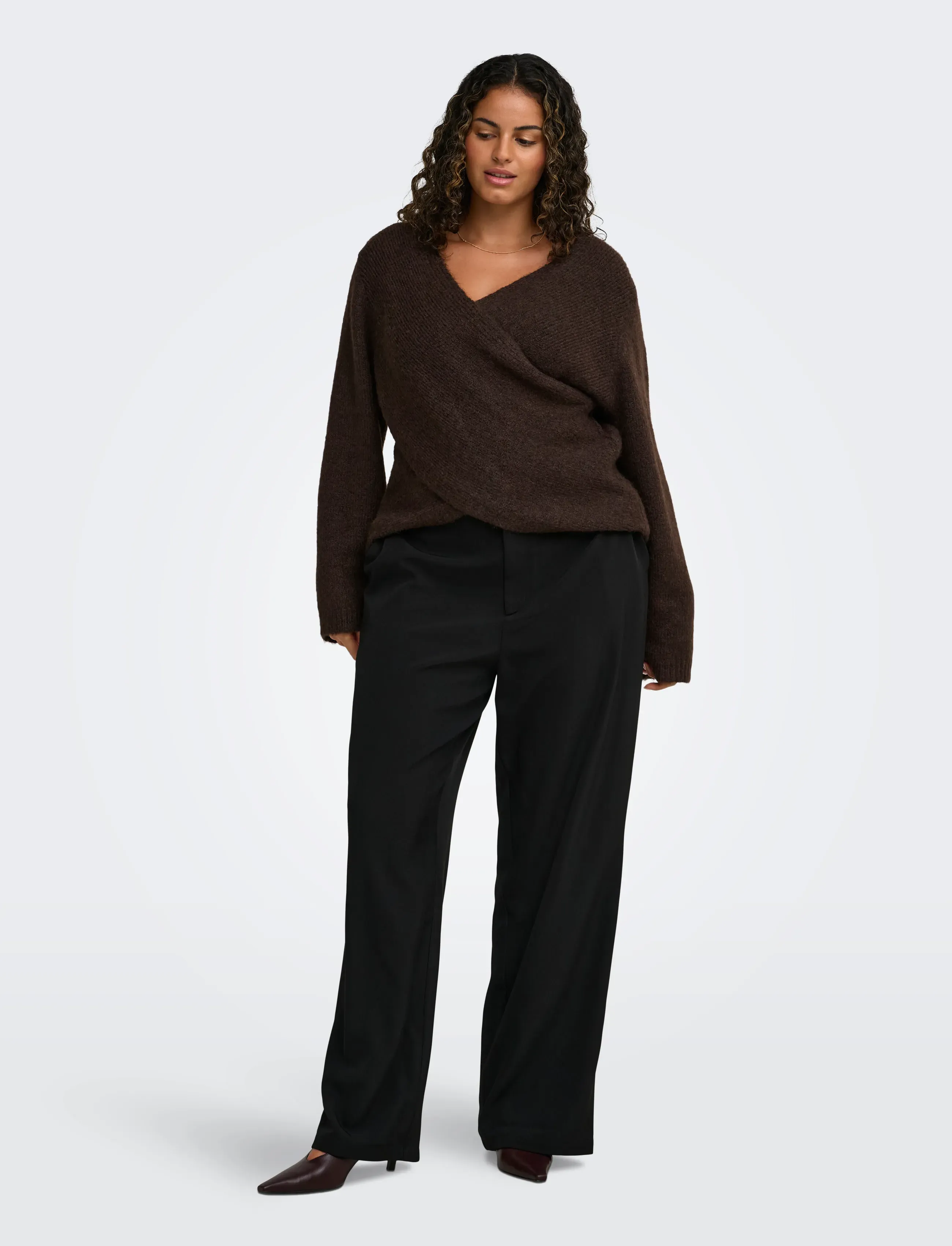 ONLY Carmakoma - CARMAGGIE LS CROSS V-NECK KNT - jumpers - coffee bean - 4