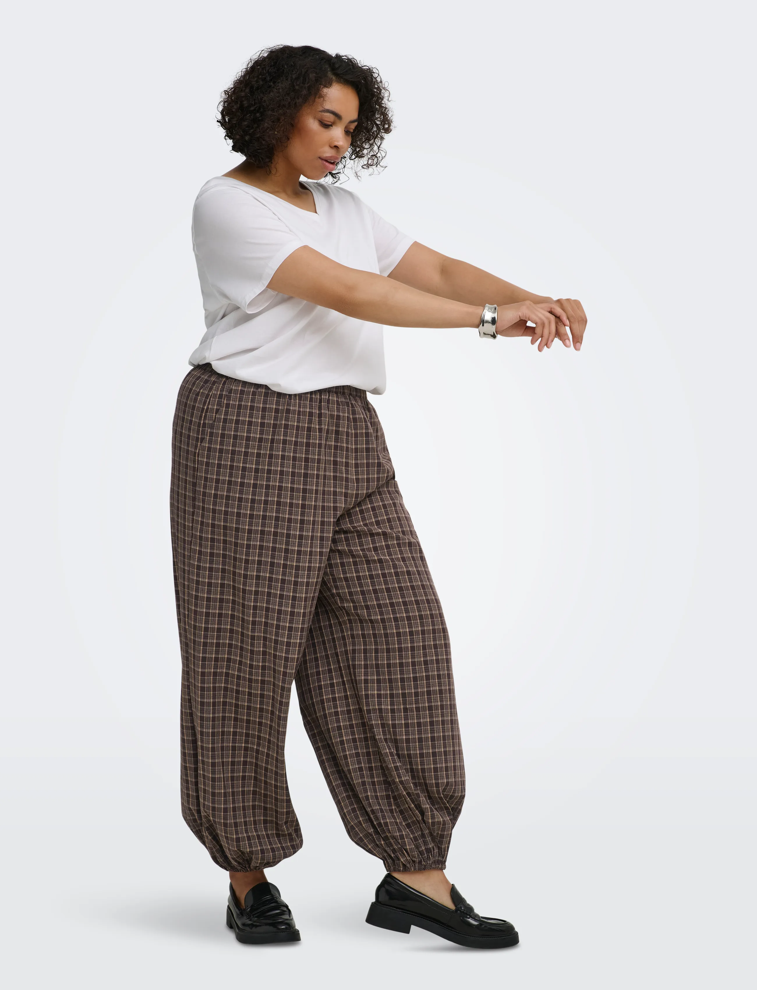 ONLY Carmakoma - CARYUNA BALLOON CHECK PANT PNT VP - chocolate torte - 4