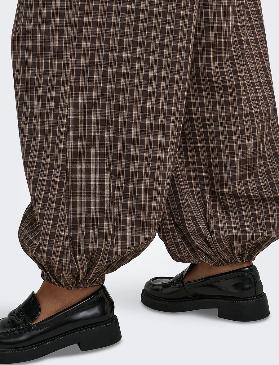 ONLY Carmakoma - CARYUNA BALLOON CHECK PANT PNT VP - hosen mit geradem bein - chocolate torte - 5