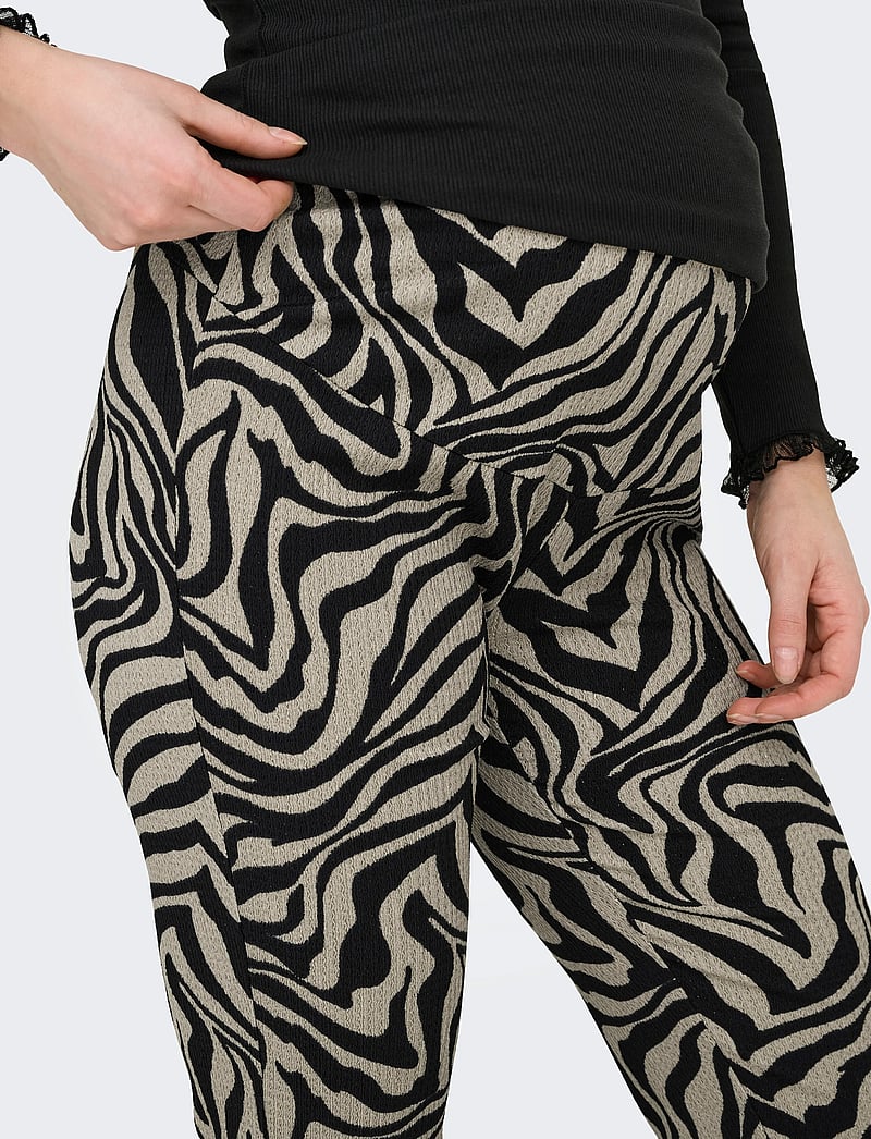 Only Maternity - OLMKENYA FLARED PANTS JRS - utsvängda byxor - trench coat - 5