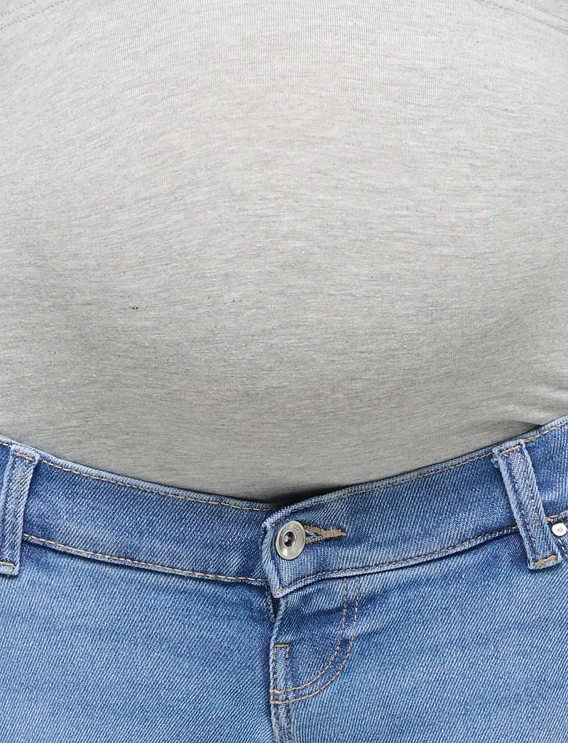 Only Maternity - OLMCATWALK HW MOM AK DES DNM PIM040 NOOS - mom jeans - light blue bleached denim - 5