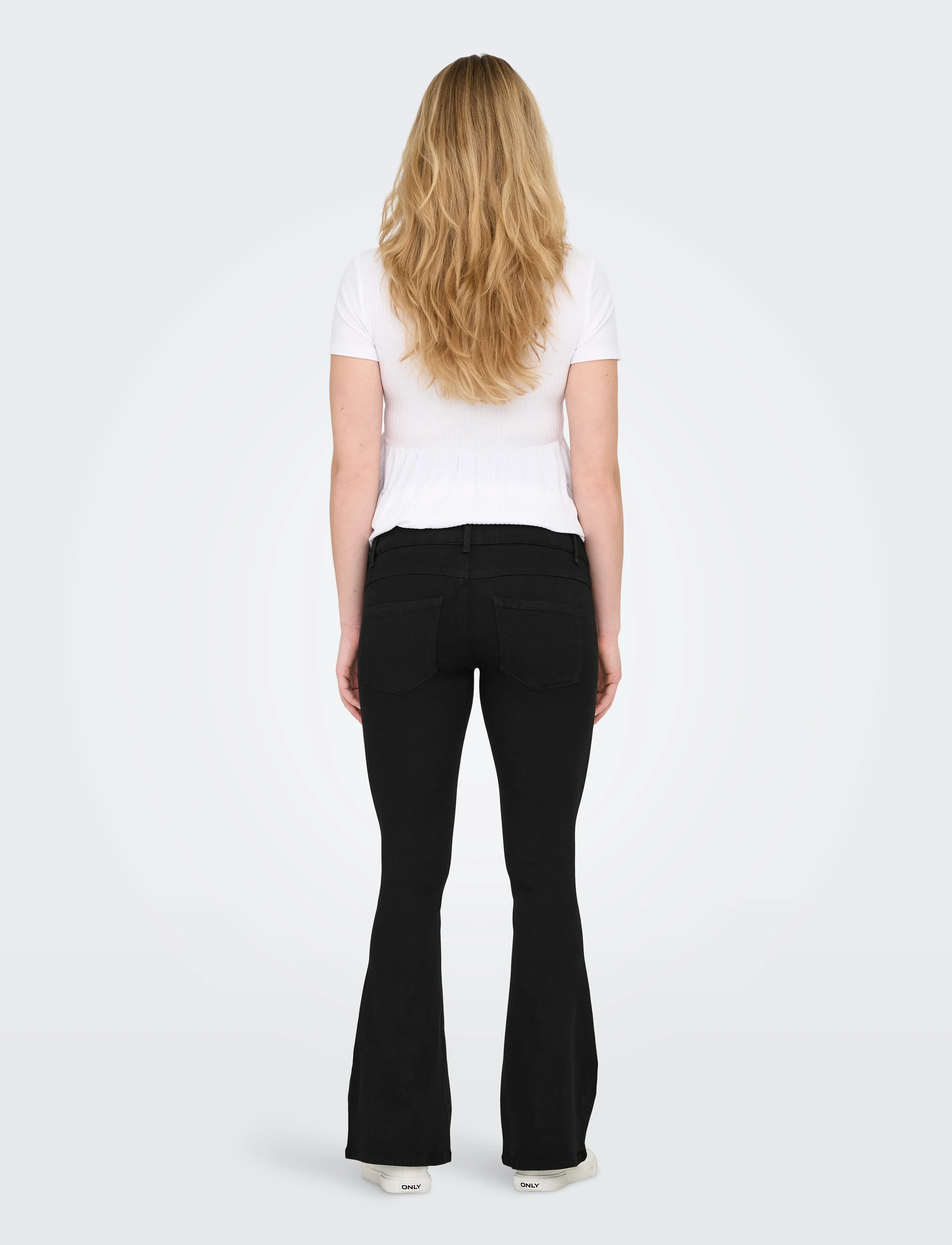 Only Maternity - OLMRAIN LIFE REG PUSH UP FLARED NOOS - schlaghosen - black denim - 3