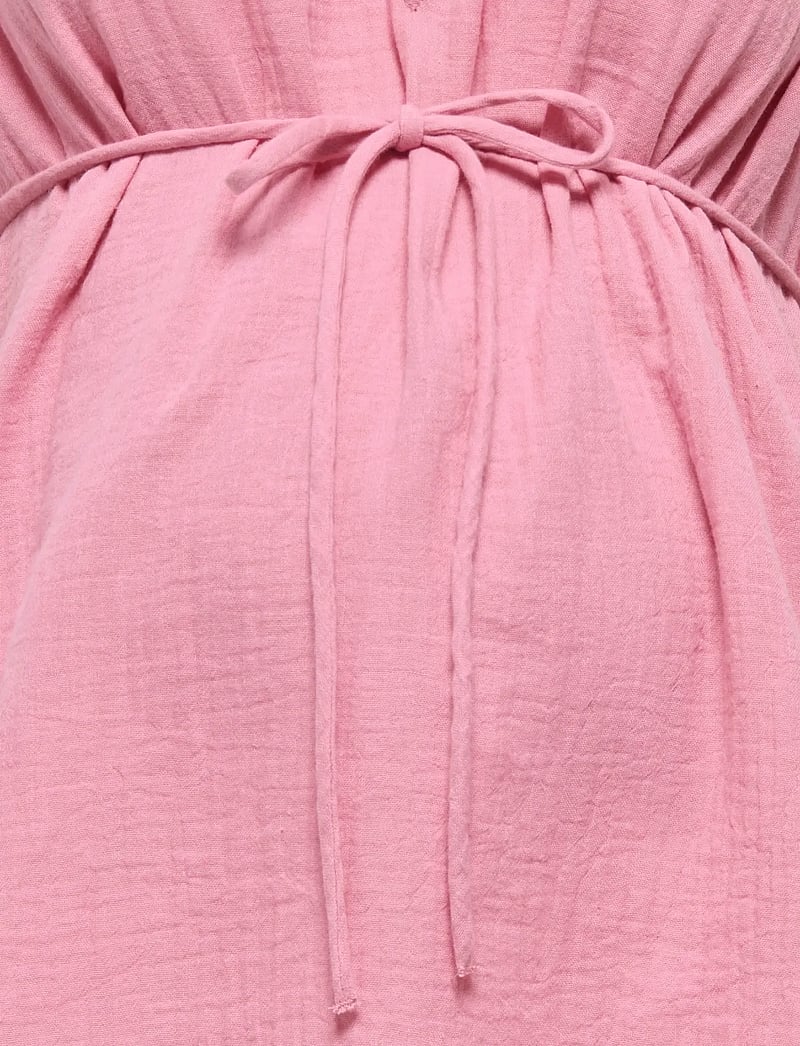 Only Maternity - OLMTHYRA S/S V-NECK TOP WVN - short-sleeved blouses - sea pink - 3