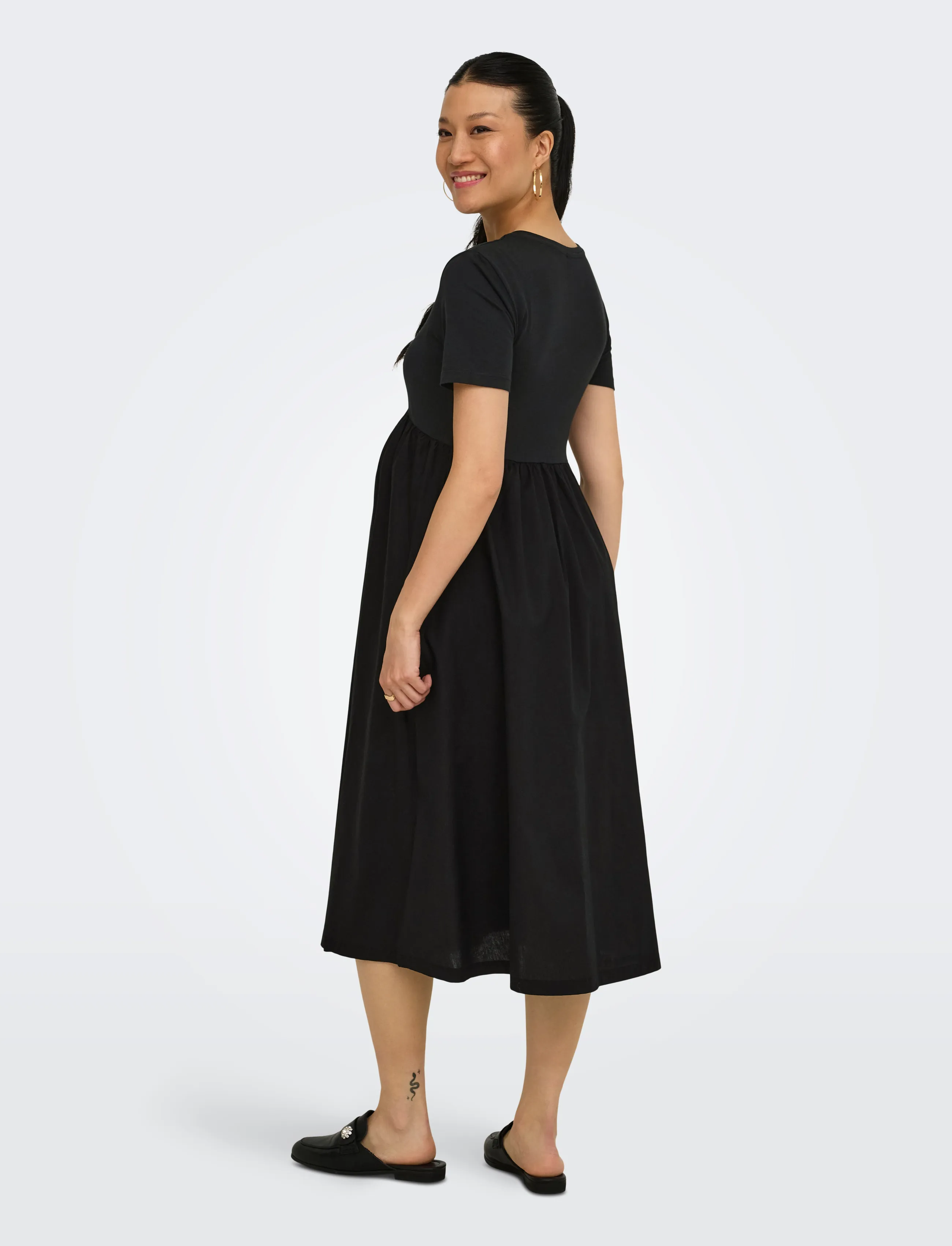Only Maternity - OLMBLOMST S/S V-NECK CALF MIX DRESS - midiklänningar - black - 4
