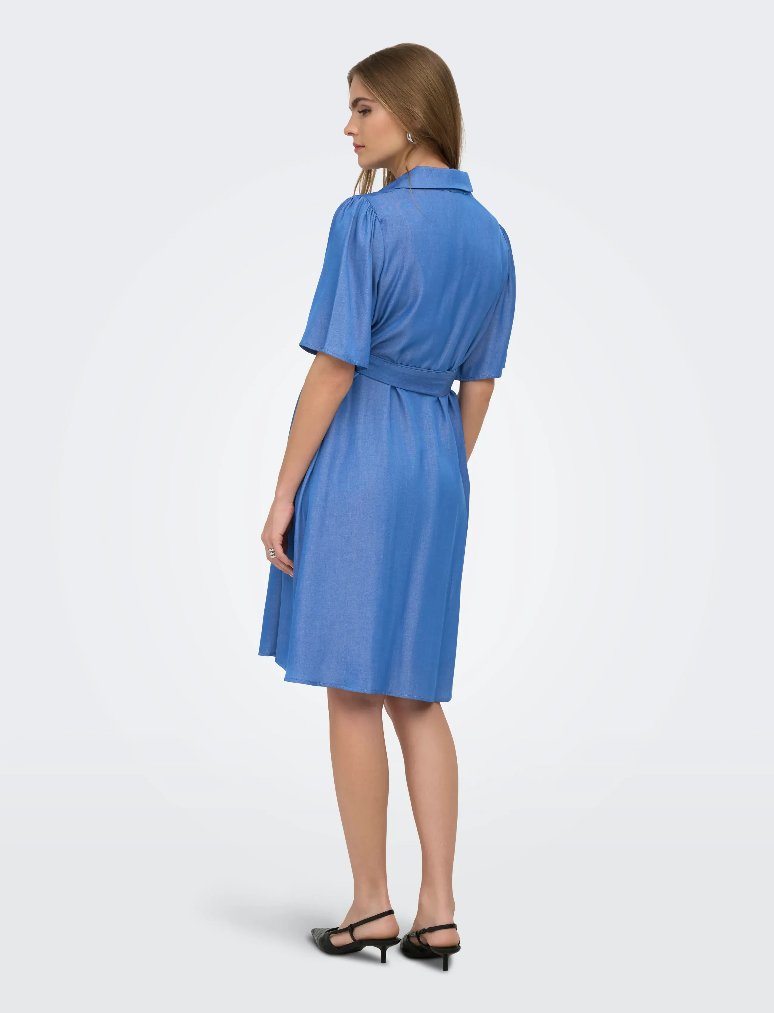 Only Maternity - OLMPANI SS SHIRT BELT ABK DRESS WVN - robes chemises - medium blue denim - 4