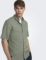 ONLY & SONS - ONSCAIDEN SS SOLID LINEN SHIRT NOOS - linen shirts - swamp - 4