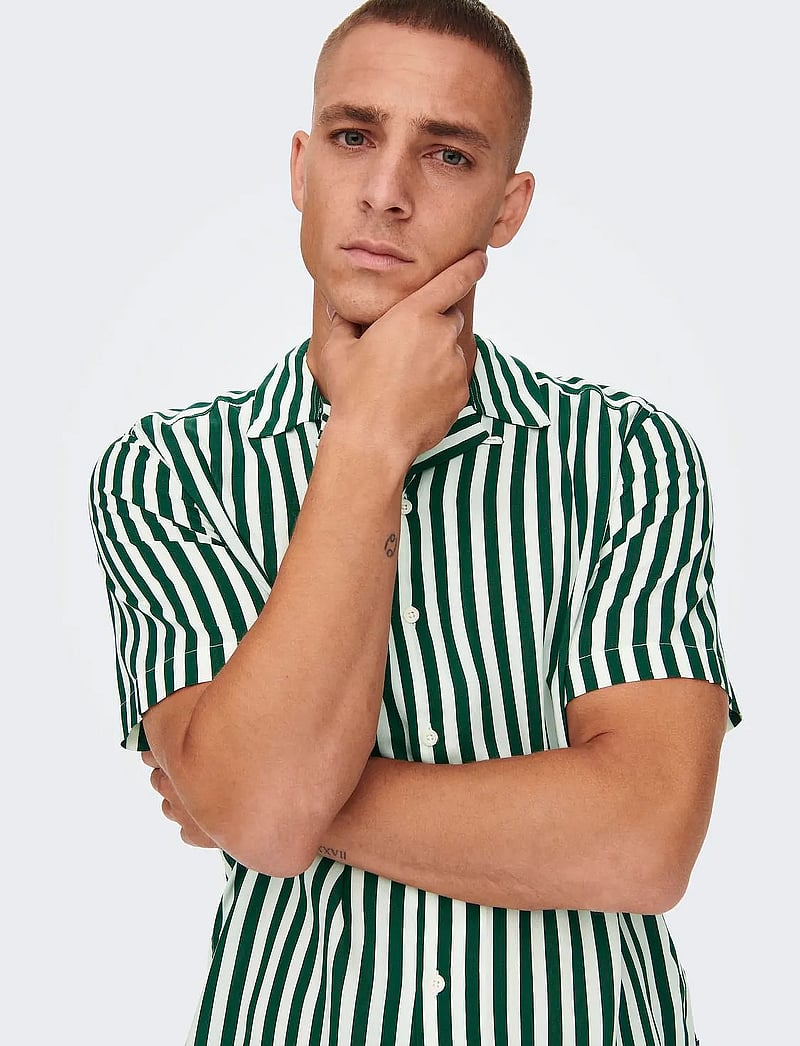 ONLY & SONS - ONSWAYNE LIFE SS VISCOSE SHIRT NOOS - kortærmede skjorter - dark green - 4