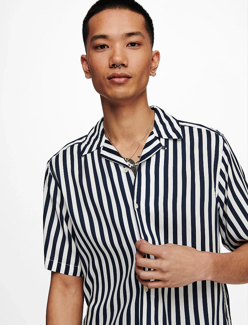 ONLY & SONS - ONSWAYNE LIFE SS VISCOSE SHIRT NOOS - kortærmede skjorter - dress blues - 5