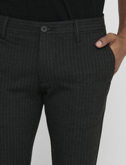 ONLY & SONS - ONSMARK PANT STRIPE GW 3727 NOOS - suit trousers - dark grey melange - 4