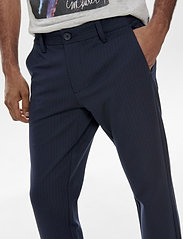 ONLY & SONS - ONSMARK PANT STRIPE GW 3727 NOOS - suit trousers - night sky - 4
