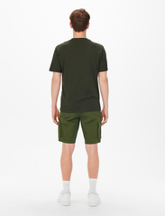 ONLY & SONS - ONSCAM STAGE CARGO SHORTS 6689 LIFE NOOS - najniższe ceny - olive night - 3