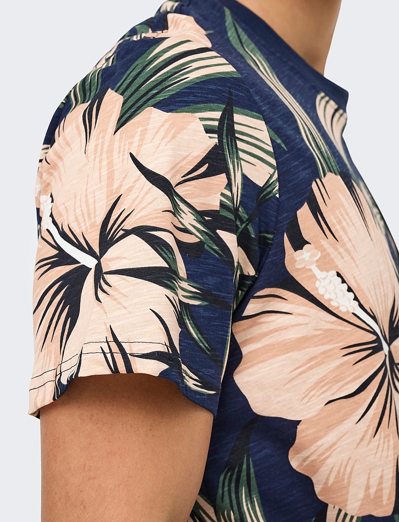 ONLY & SONS - ONSKLOP REG SS FLORAL TEE NOOS - kurzärmelig - navy blazer - 4