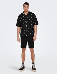 ONLY & SONS - ONSTIE RLX WASHED AOP SS SHIRT - laagste prijzen - black - 4