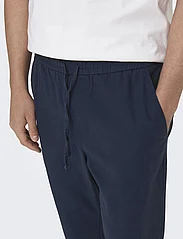 ONLY & SONS - ONSLINUS CROP 0007 COT LIN PNT NOOS - linen trousers - dark navy - 6