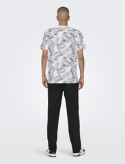 ONLY & SONS - ONSPERRY LIFE REG LEAF AOP SS TEE NOOS - najniższe ceny - bright white - 3