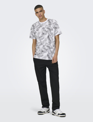 ONLY & SONS - ONSPERRY LIFE REG LEAF AOP SS TEE NOOS - laagste prijzen - bright white - 4