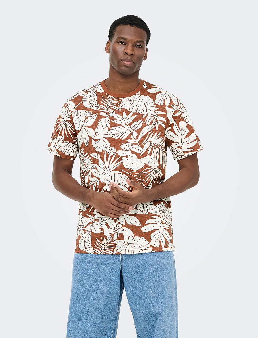 ONLY & SONS - ONSPERRY LIFE REG LEAF AOP SS TEE - kurzärmelige t-shirts - brown out - 0
