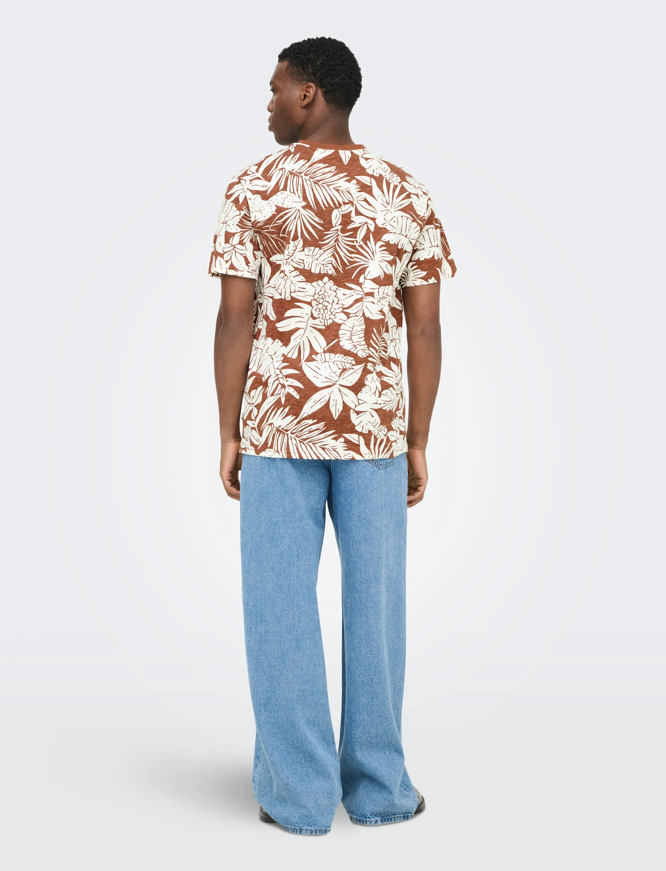 ONLY & SONS - ONSPERRY LIFE REG LEAF AOP SS TEE - kortärmade t-shirts - brown out - 3