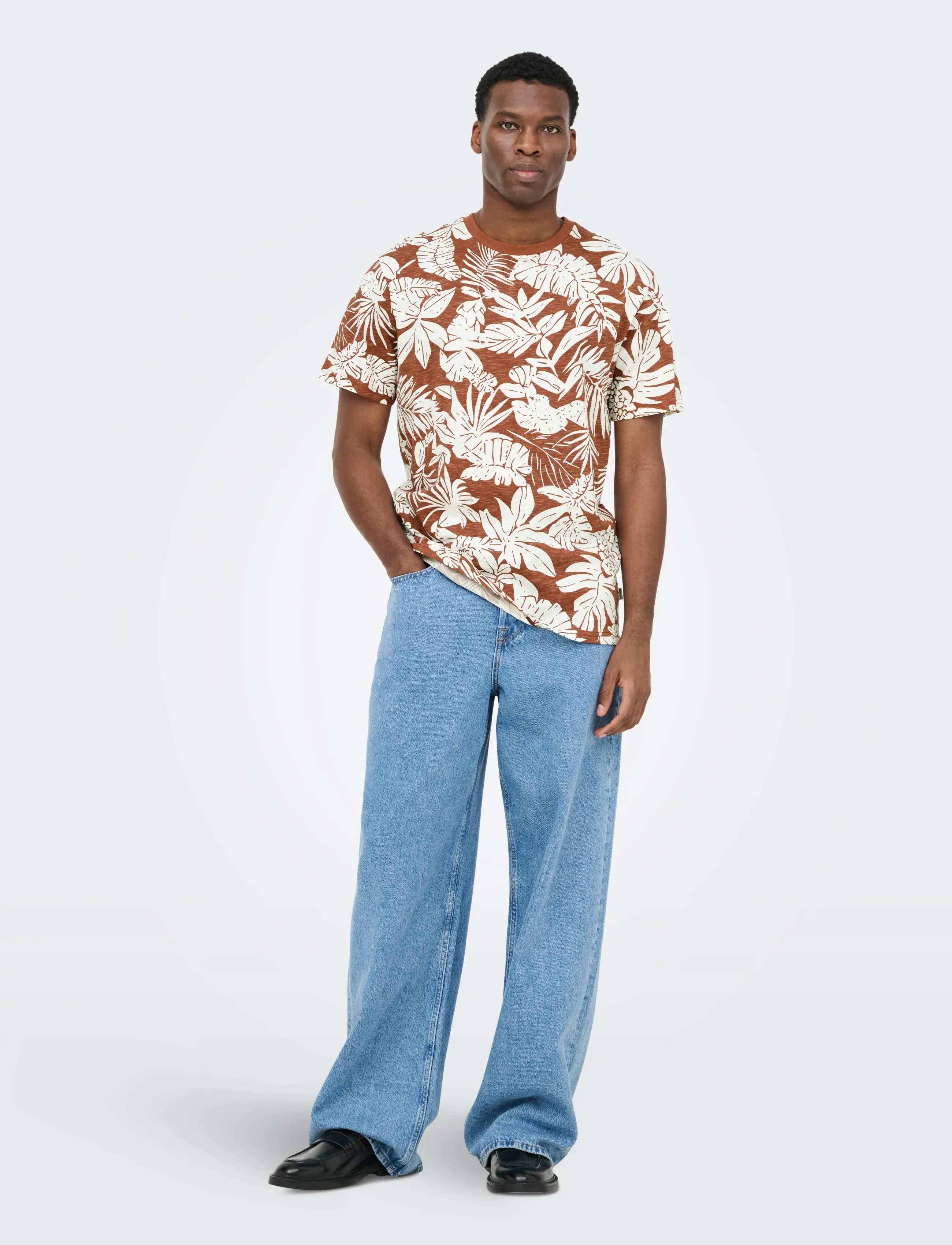 ONLY & SONS - ONSPERRY LIFE REG LEAF AOP SS TEE - kortärmade t-shirts - brown out - 4