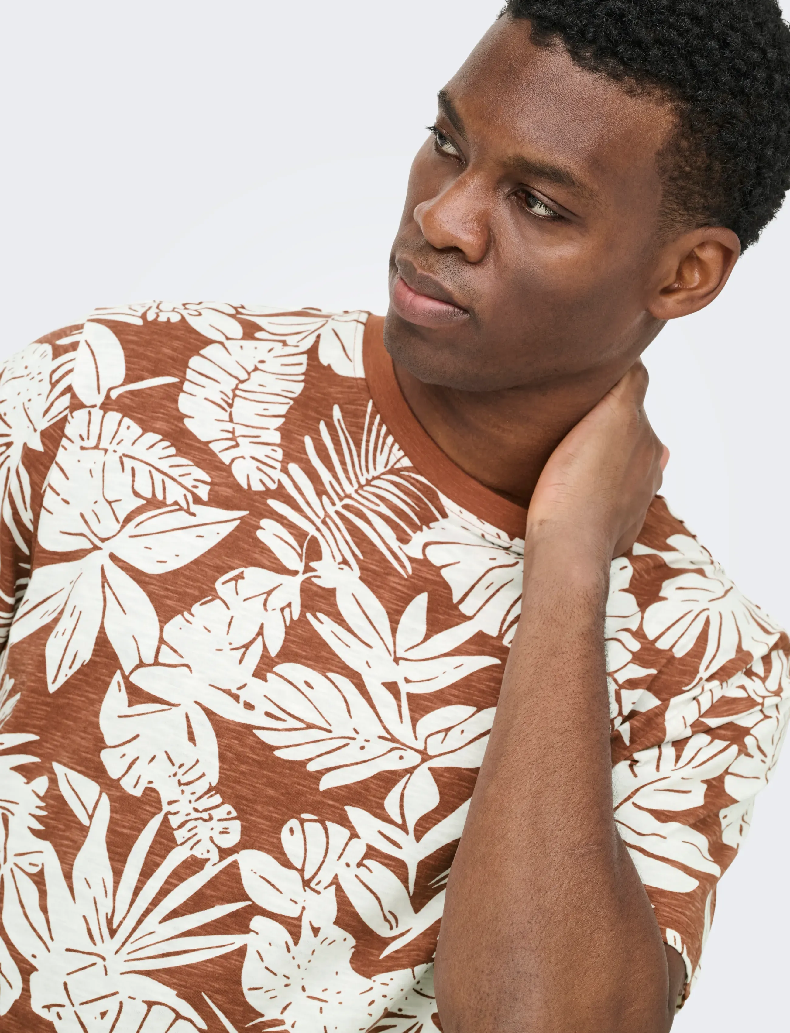 ONLY & SONS - ONSPERRY LIFE REG LEAF AOP SS TEE - kortärmade t-shirts - brown out - 5