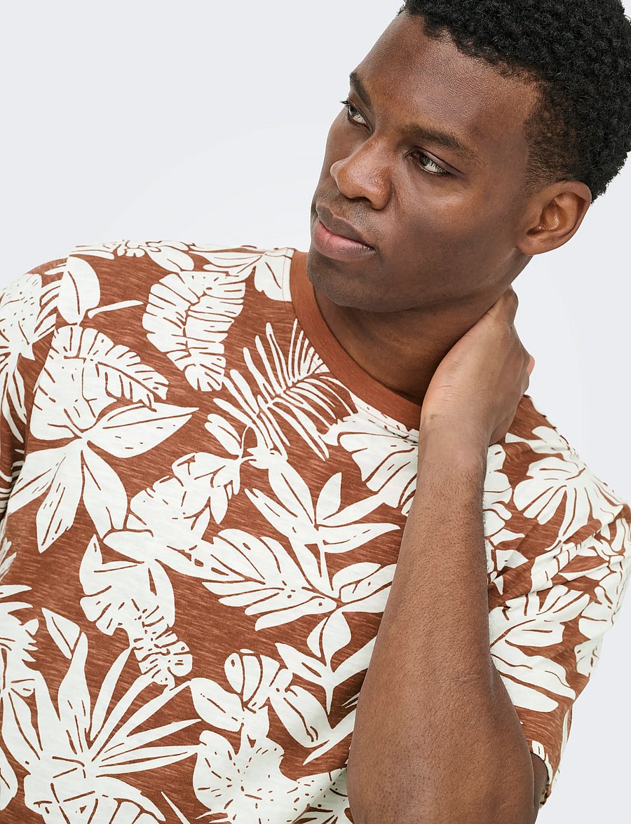 ONLY & SONS - ONSPERRY LIFE REG LEAF AOP SS TEE - kurzärmelige t-shirts - brown out - 5