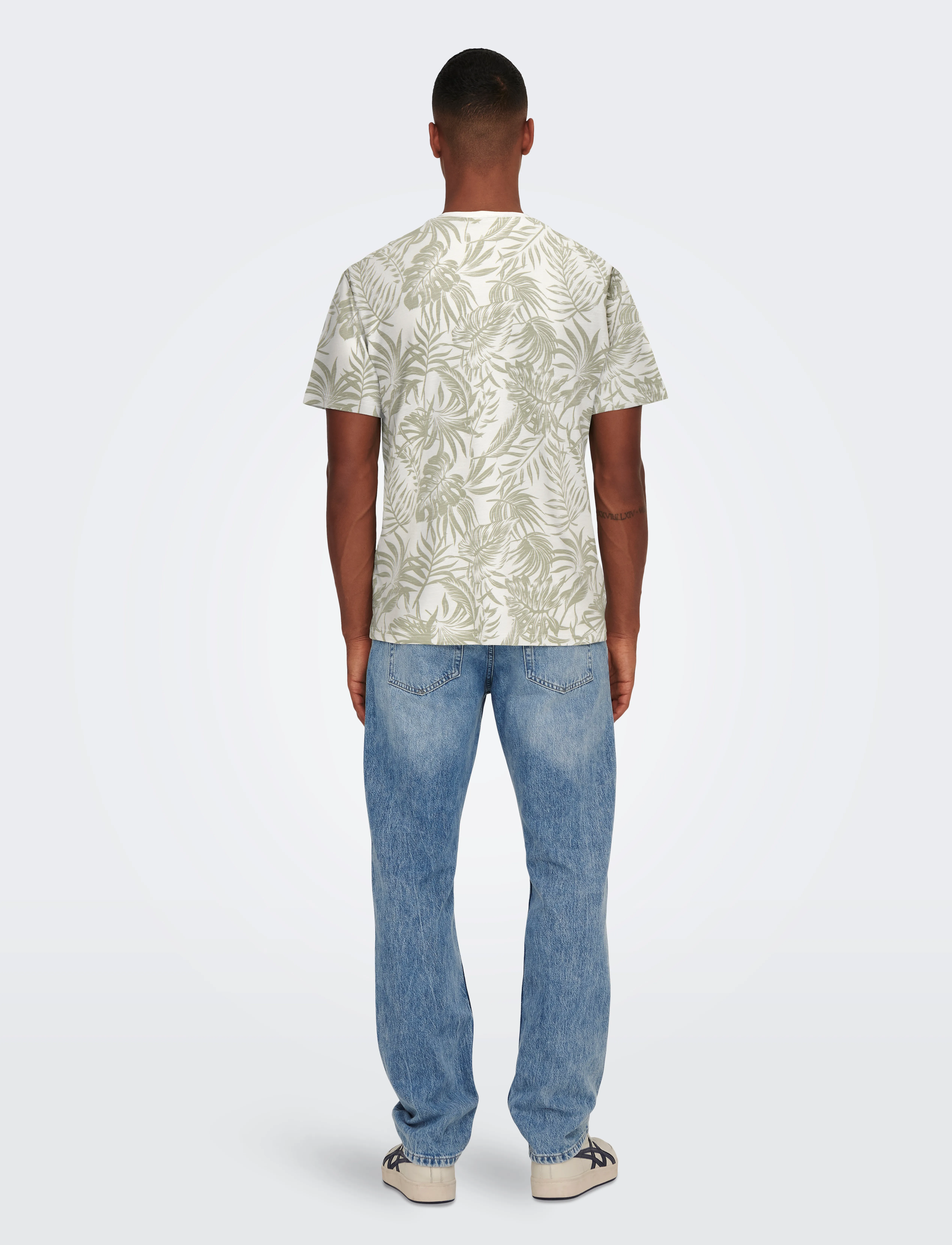 ONLY & SONS - ONSPERRY LIFE REG LEAF AOP SS TEE - lyhythihaiset - cloud dancer - 3