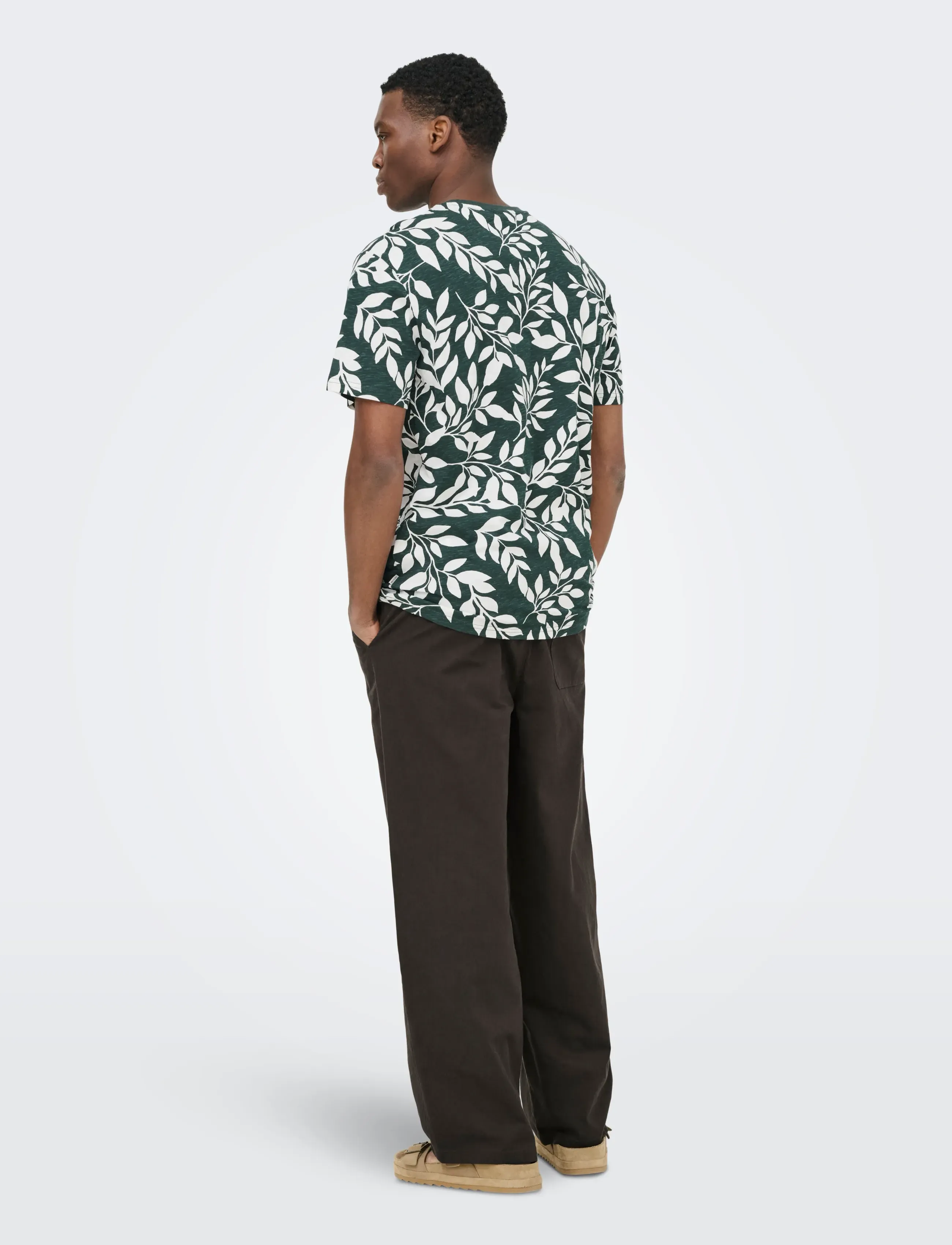 ONLY & SONS - ONSPERRY LIFE REG LEAF AOP SS TEE - kortärmade t-shirts - darkest spruce - 3