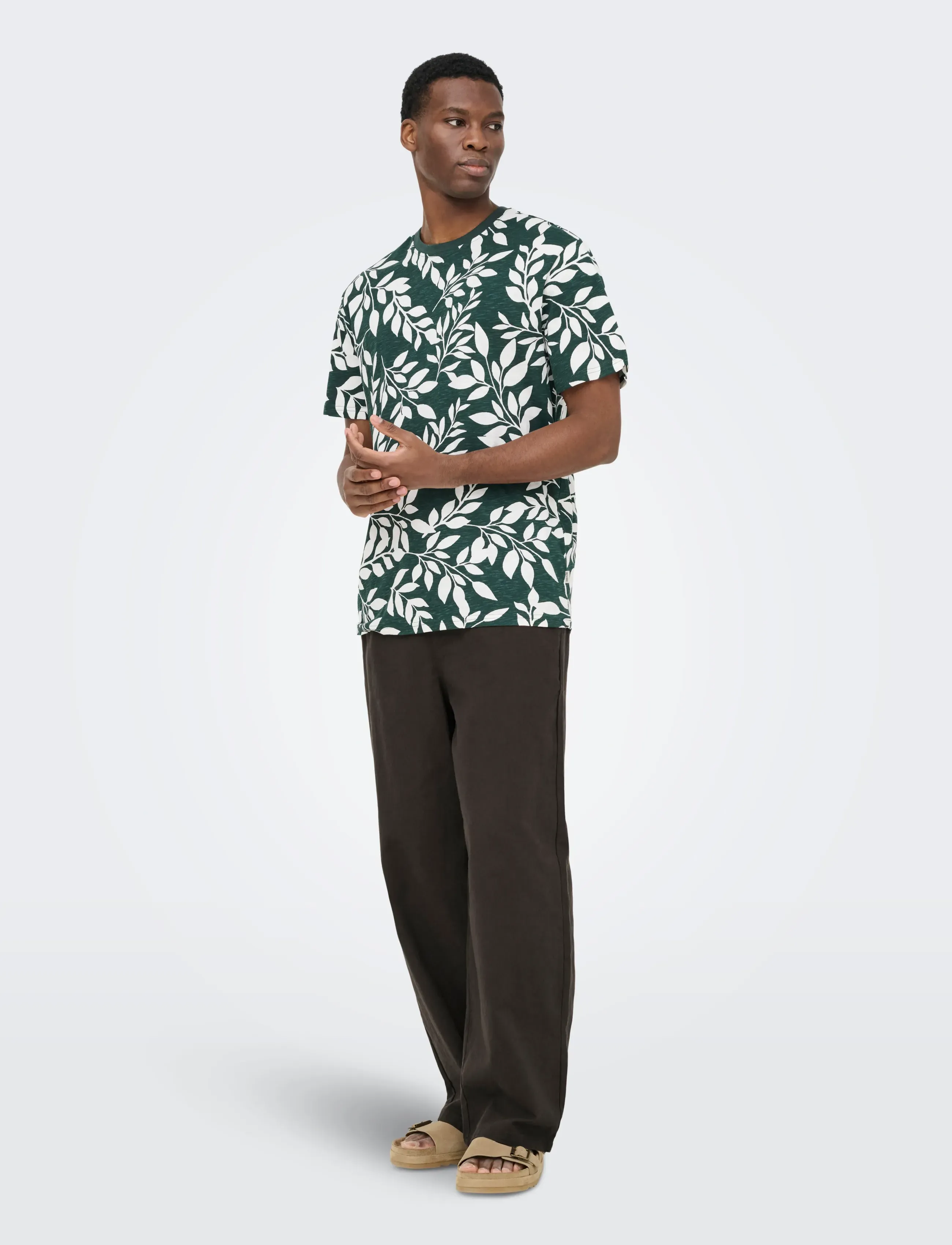 ONLY & SONS - ONSPERRY LIFE REG LEAF AOP SS TEE - kortärmade t-shirts - darkest spruce - 4
