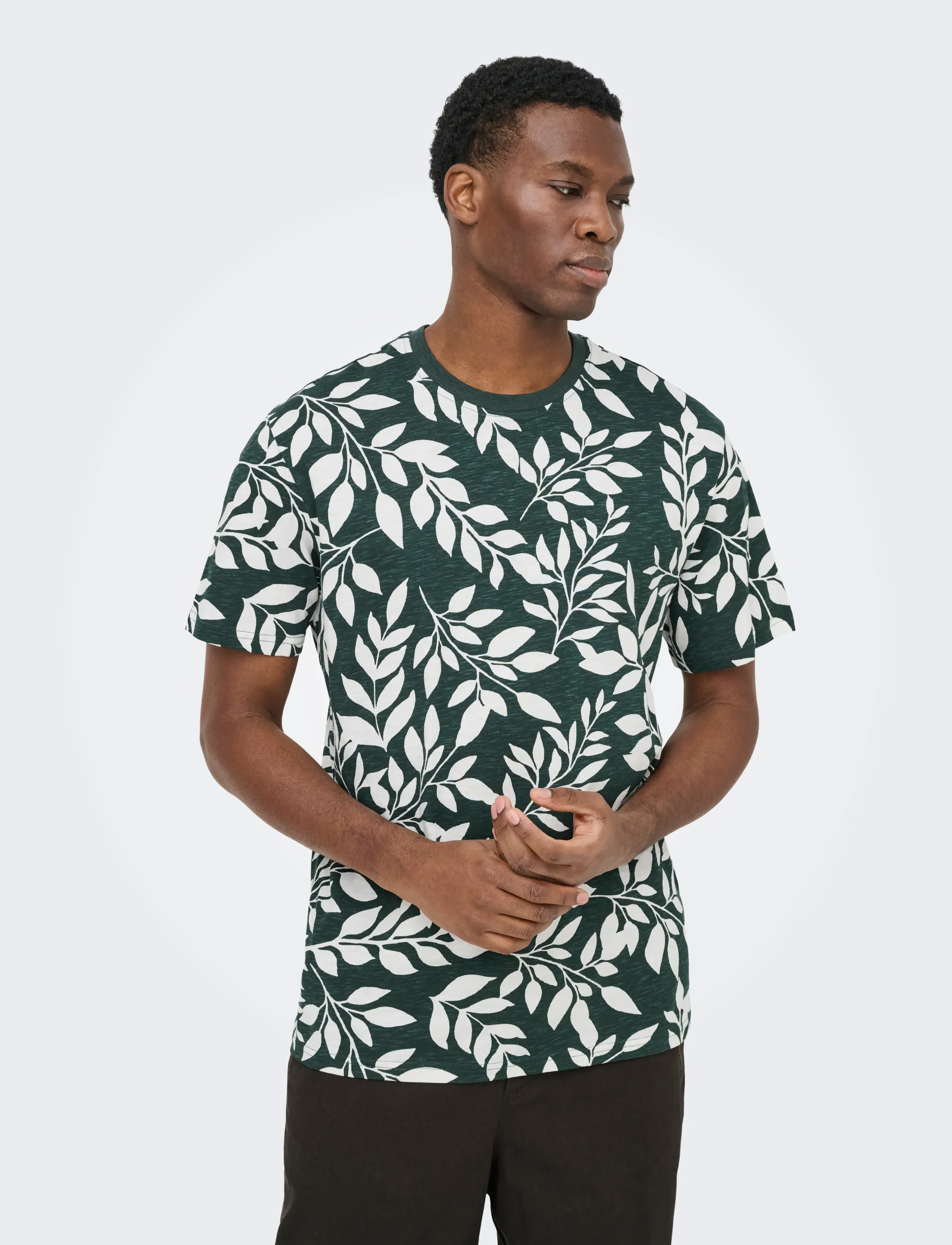 ONLY & SONS Onsperry Life Reg Leaf Aop Ss Tee t-shirts med tryck herr – bild 7