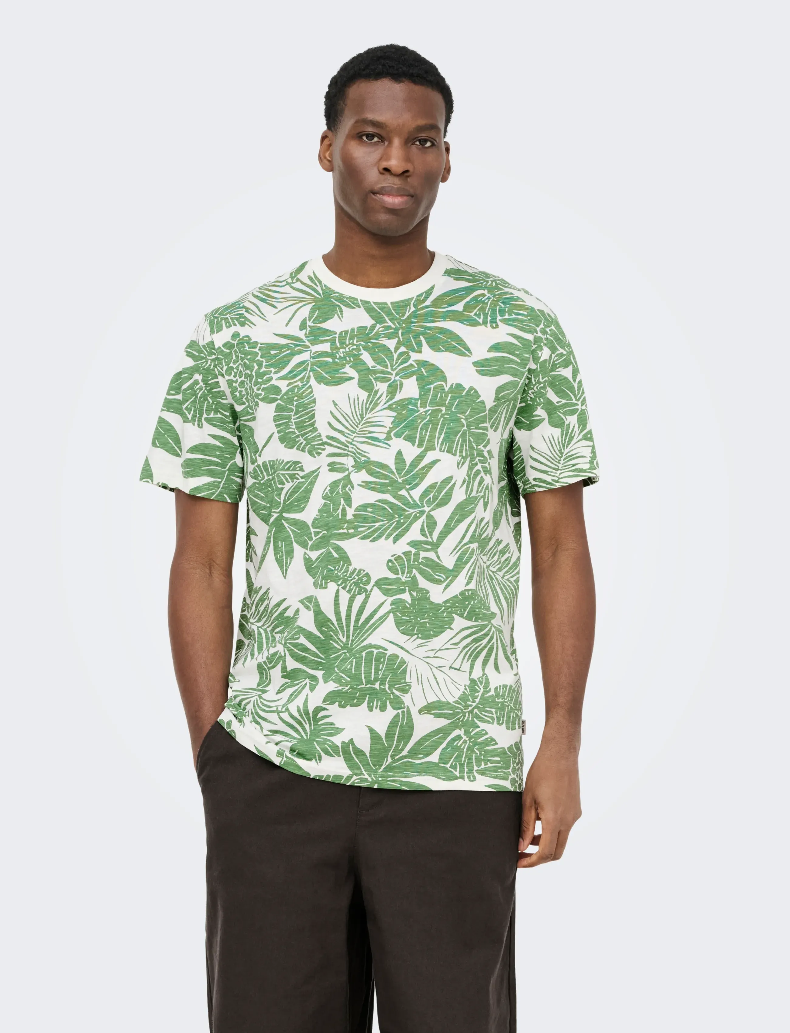 ONLY & SONS ONSPERRY LIFE REG LEAF AOP SS TEE - Short-sleeved t-shirts - GARDENIA / green