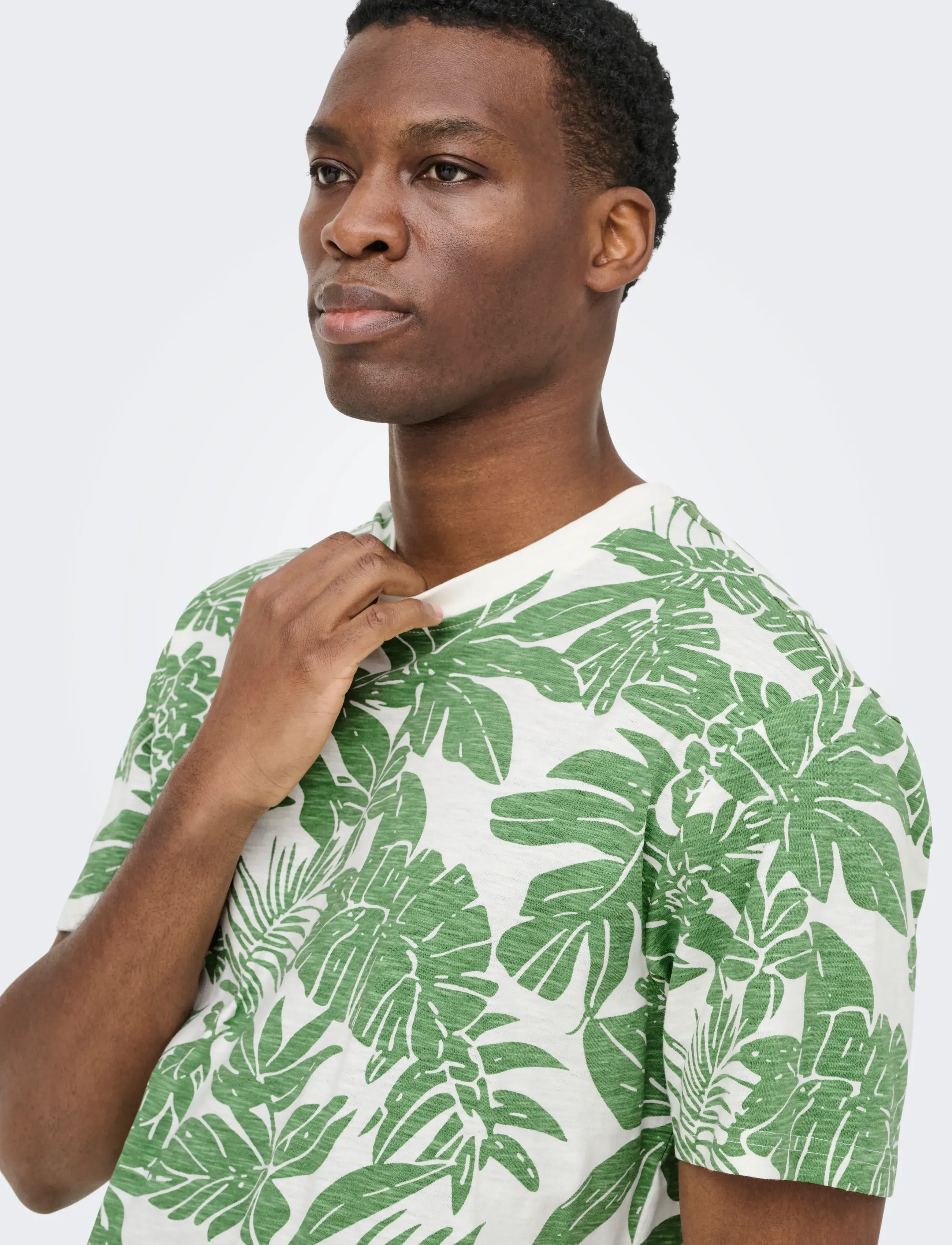 ONLY & SONS - ONSPERRY LIFE REG LEAF AOP SS TEE - lühikeste varrukatega t-särgid - gardenia - 5