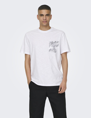 ONLY & SONS - ONSPERRY LIFE REG LEAF SS POCKETTEE NOOS - alhaisimmat hinnat - bright white - 2