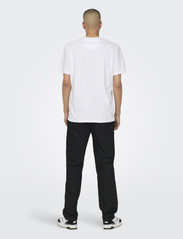 ONLY & SONS - ONSPERRY LIFE REG LEAF SS POCKETTEE NOOS - alhaisimmat hinnat - bright white - 3