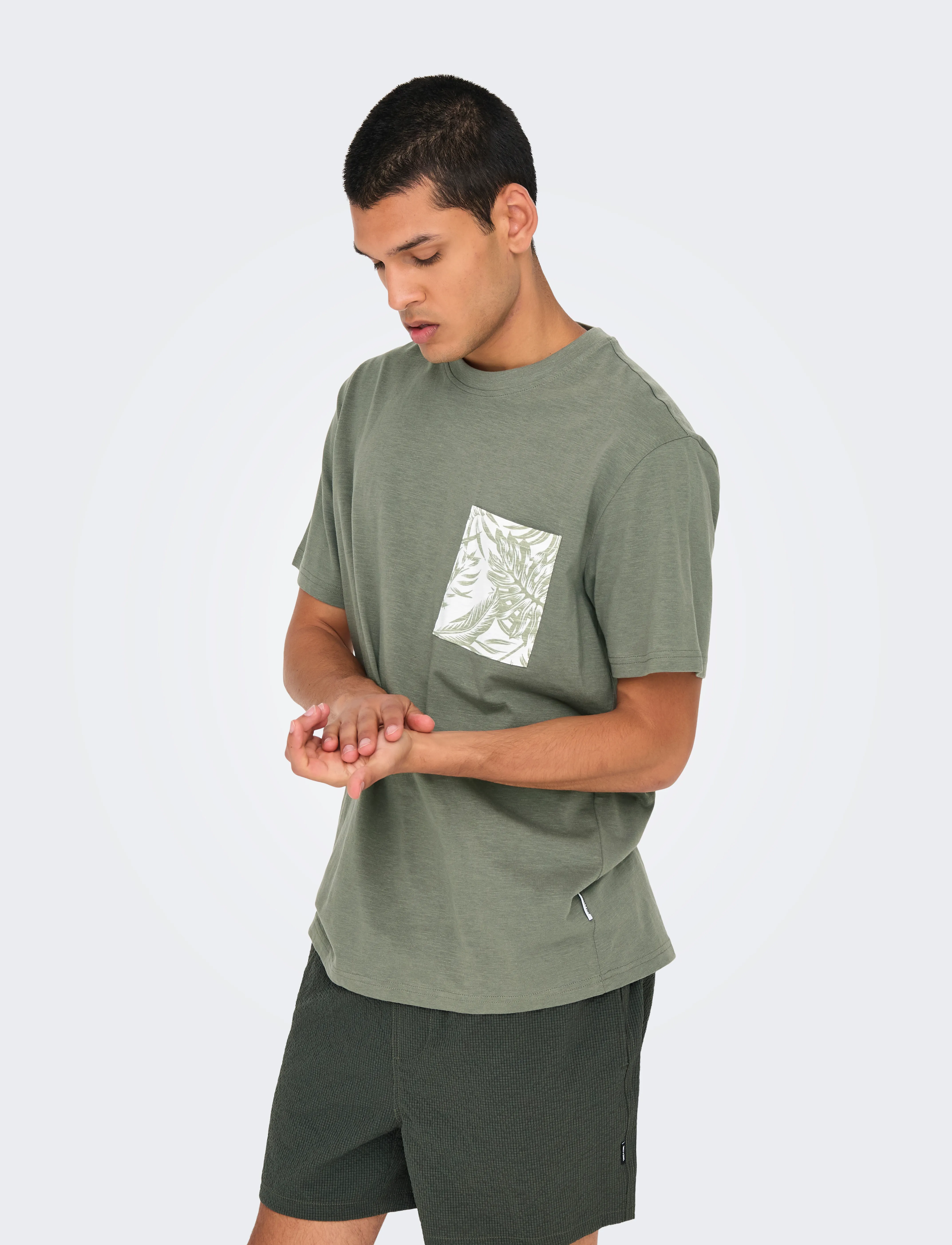ONLY & SONS - ONSPERRY LIFE REG LEAF SS POCKETTEE NOOS - kurzärmelig - castor gray - 5
