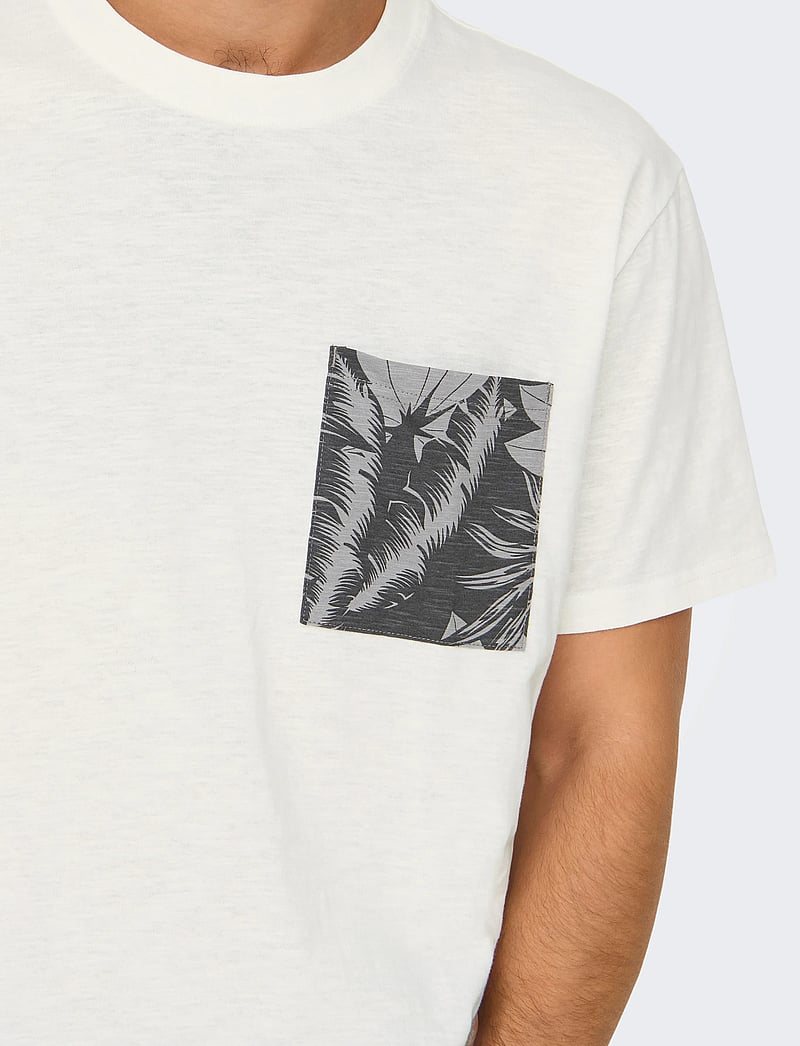 ONLY & SONS - ONSPERRY LIFE REG LEAF SS POCKETTEE NOOS - kurzärmelig - cloud dancer - 4