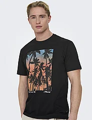 ONLY & SONS - ONSKOLTON REG BEACH PHOTOPRINT SS TEE - lowest prices - black - 4